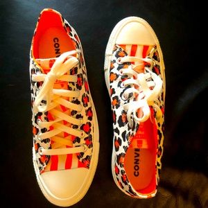 Brand new, no box or tags. Never been worn, size 6 white and orange Chuck Taylor